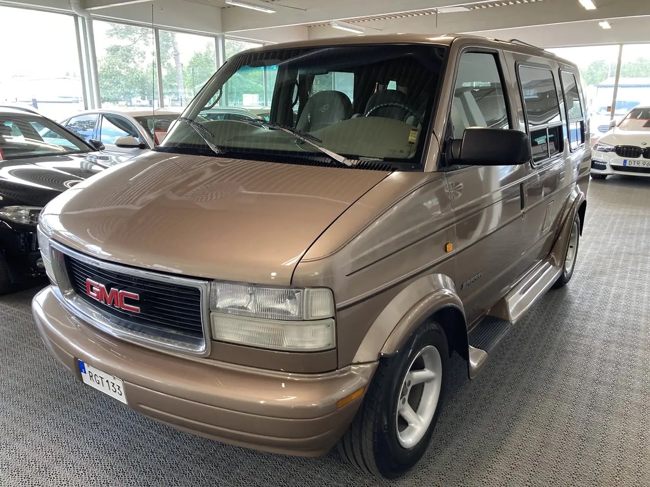 gmc-safari-conversion-van-43-v6-hydra-matic