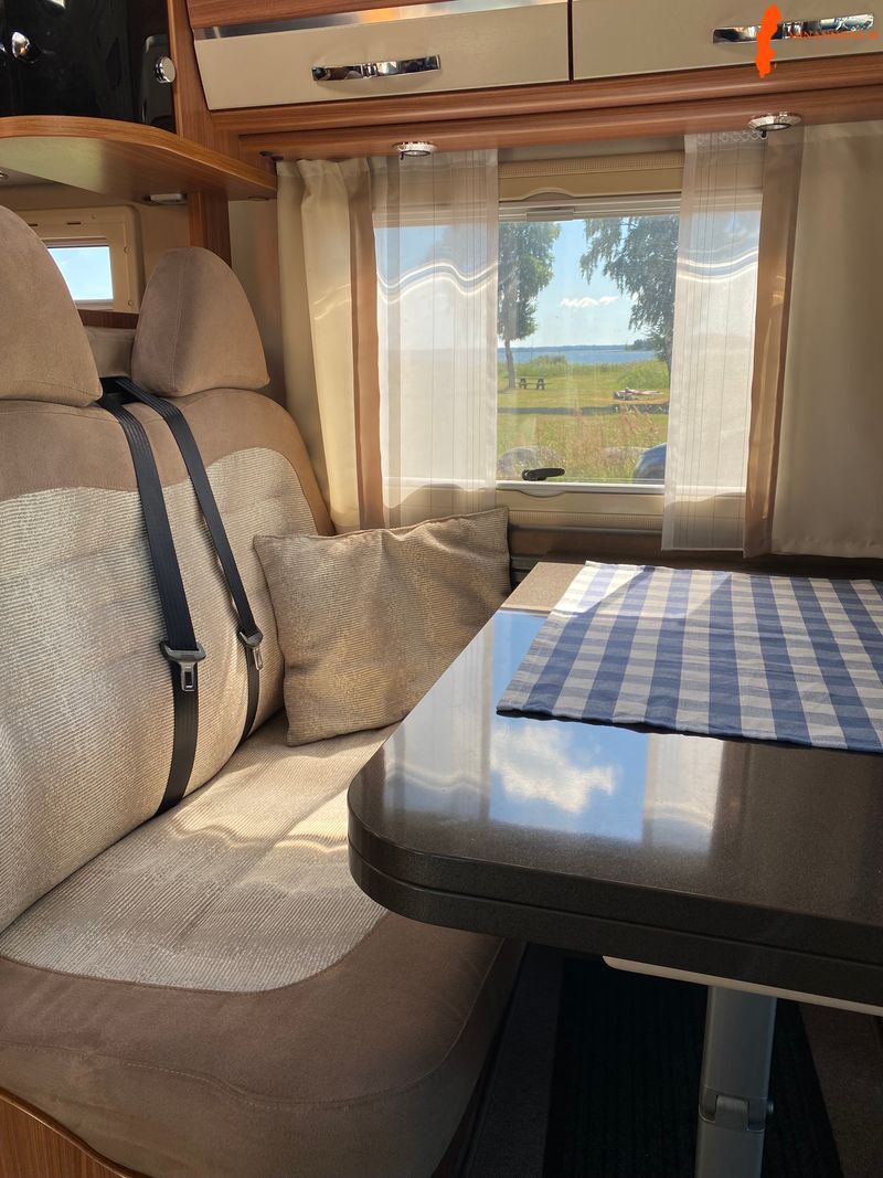 adria-coral-s670sl-2011