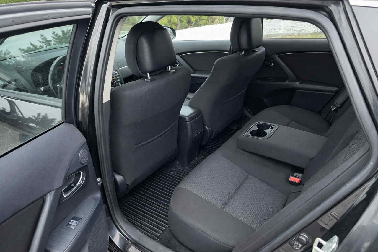 toyota-avensis-kombi-22-d-4d