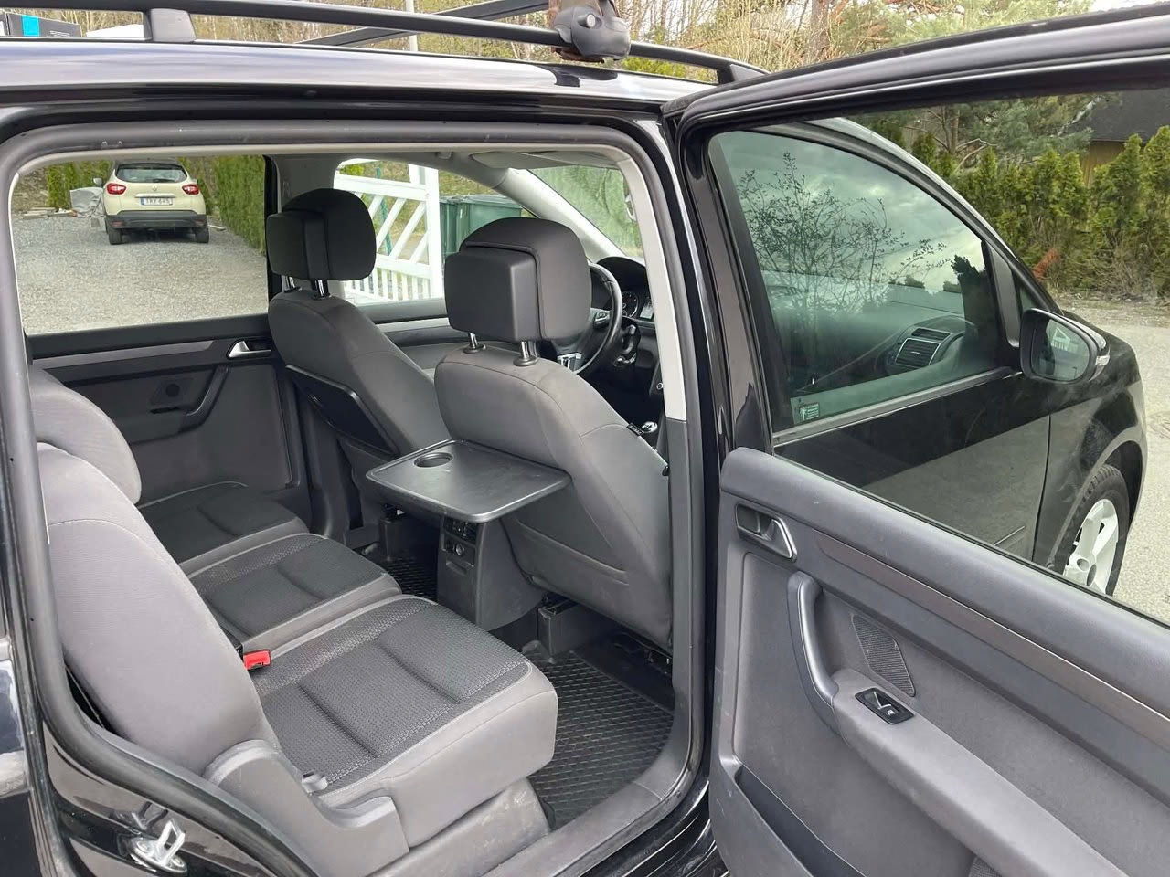 volkswagen-touran-7-seater-20-tdi-dpf