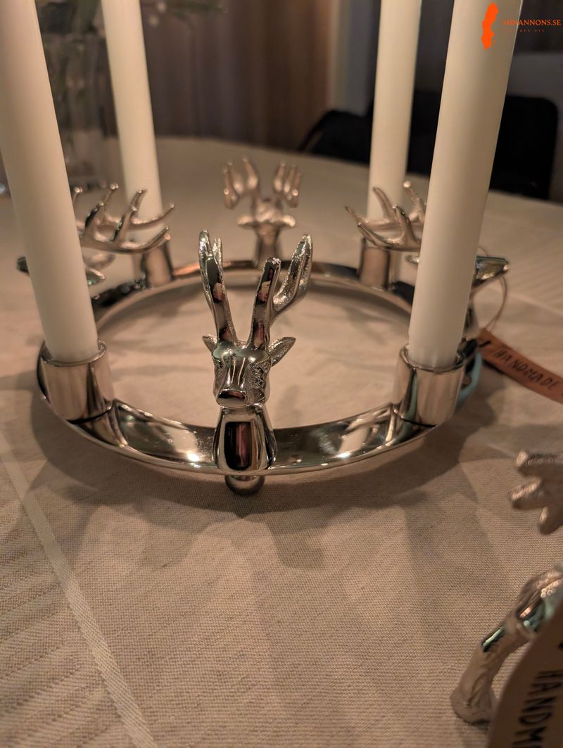 stamningsfull-och-modern-adventsljusstake-med-eleganta-hjortar