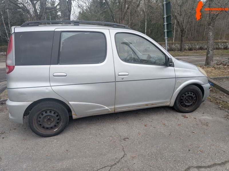 toyota-yaris-2000