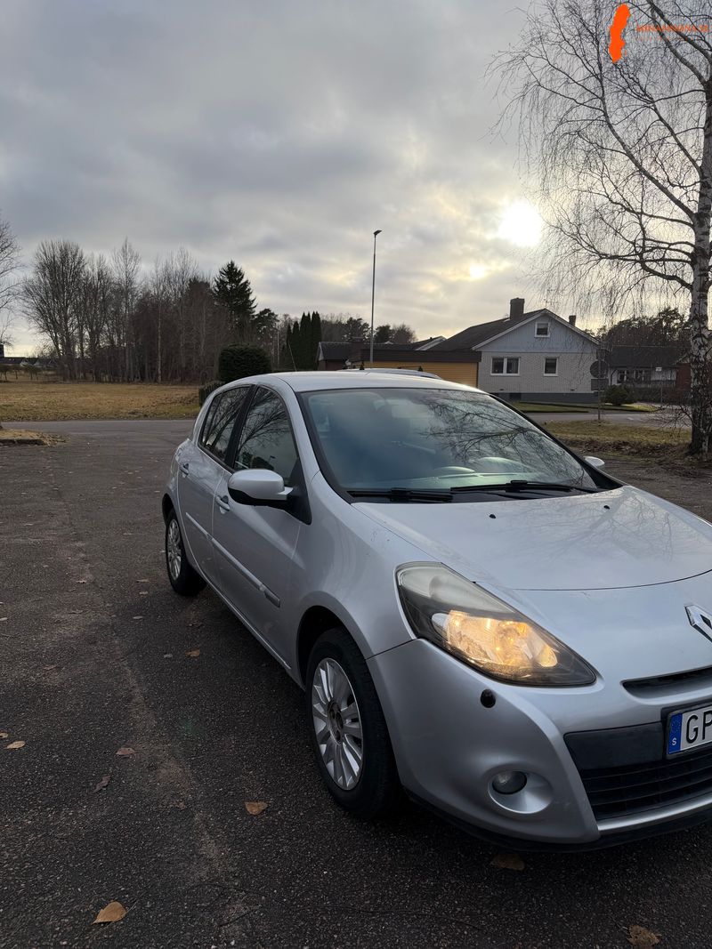 renault-clio-5-dorrars-halvkombi-12-manuell-75hk-2011