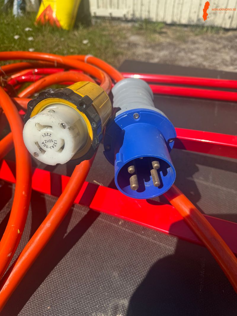 oransje-skjoteledning-med-bla-cee-plugg-og-gul-adapterovergang