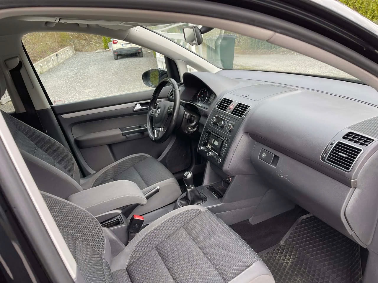 volkswagen-touran-7-seater-20-tdi-dpf