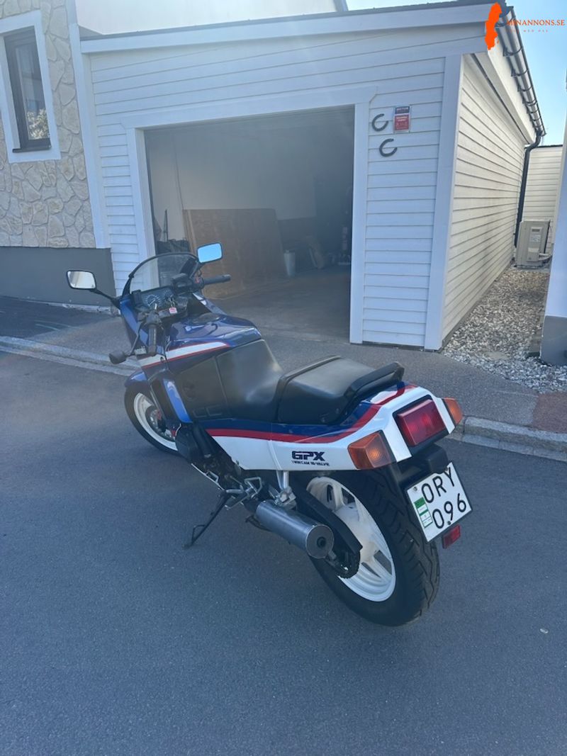 kawasaki-gpx-600r-i-mint-kondition-medfoljer-nya-dack-fram-bak-pirel