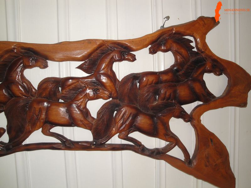 trakonst-konstverk-av-tra-atta-hastar