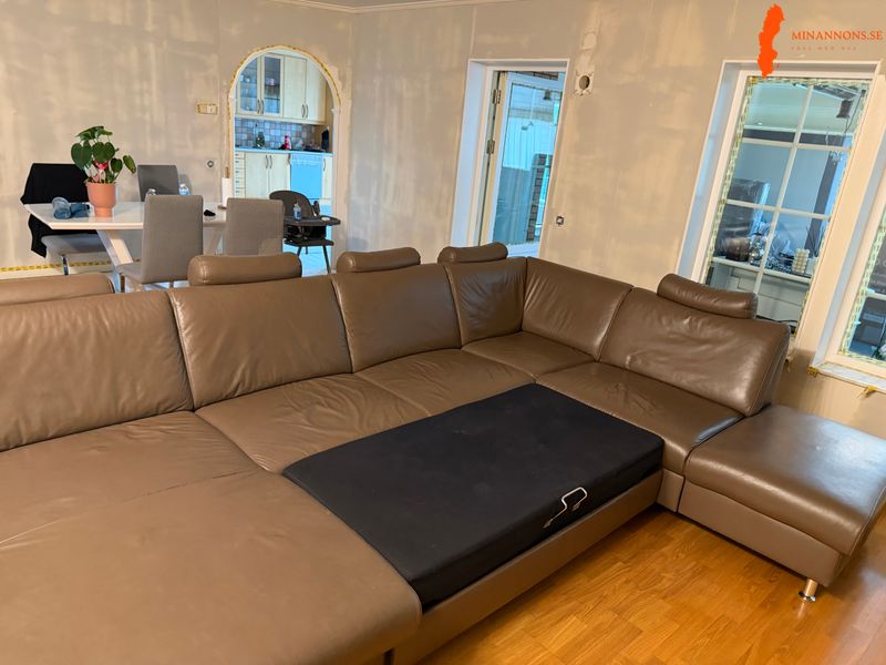 soffa-i-akta-lader-morkbrun