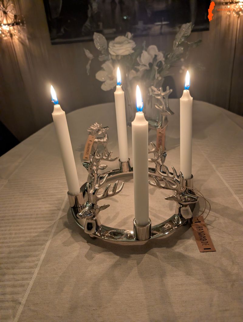 stamningsfull-och-modern-adventsljusstake-med-eleganta-hjortar
