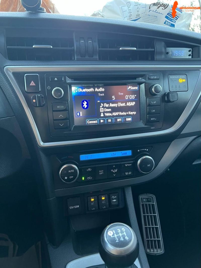 toyota-auris-touring-sports-14-d-4d-manuell-90hk-2013