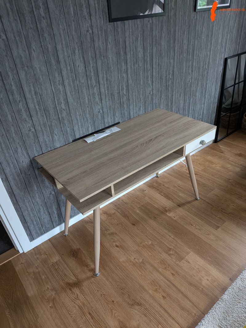snyggt-skrivbord-i-modern-stil-saljes