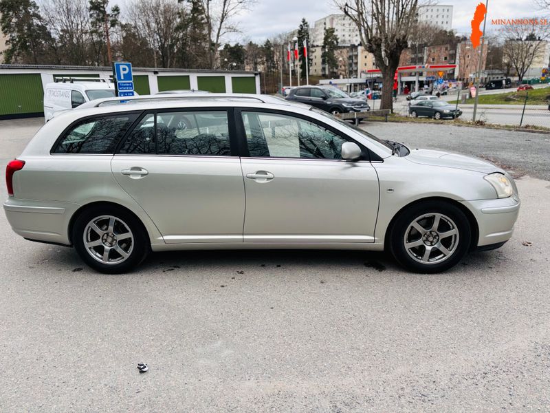besiktigad-skattad-toyota-avensis-manuell-2005