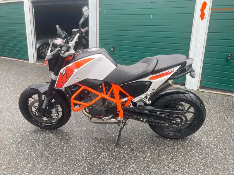 2015-ktm-duke-690-a2