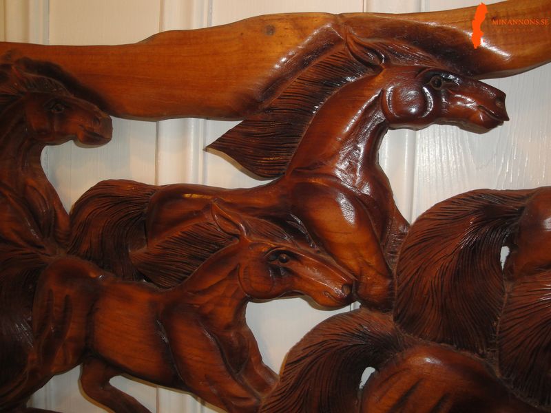 trakonst-konstverk-av-tra-atta-hastar