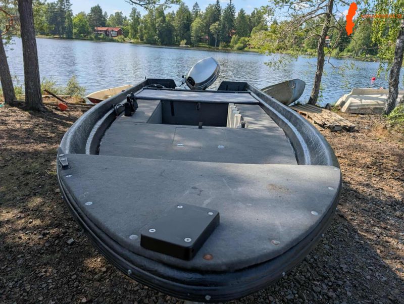 fiskebat-med-kastdack-och-motor