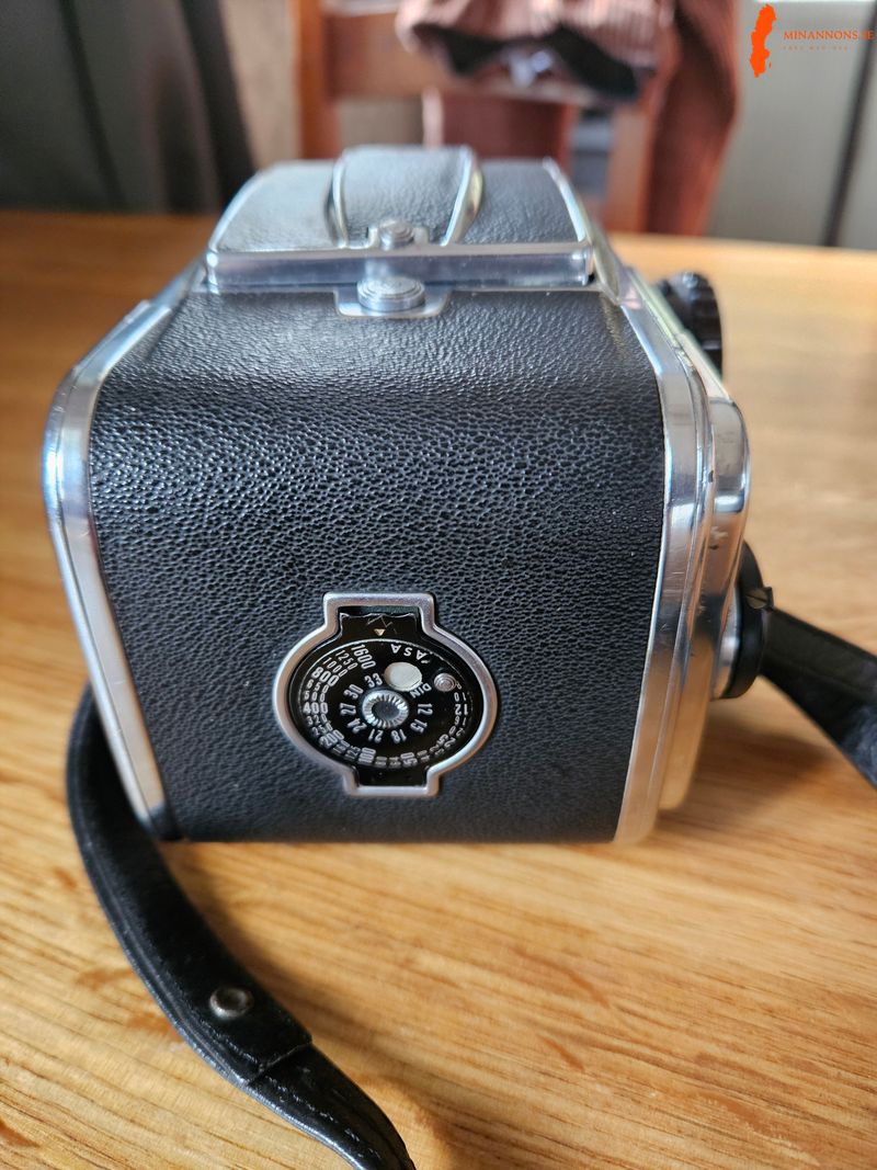hasselblad-500c-kamerahus-och-2-magasin