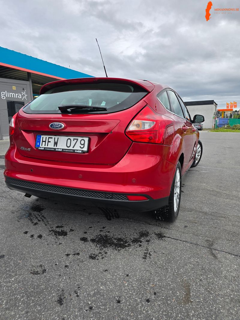 ford-focus-16-titanium-11-800-mil-fin-valvardad-vinterdack-dubb-med-falgar
