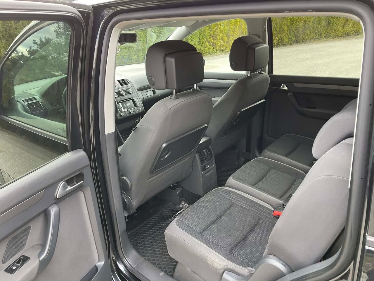 volkswagen-touran-7-seater-20-tdi-dpf