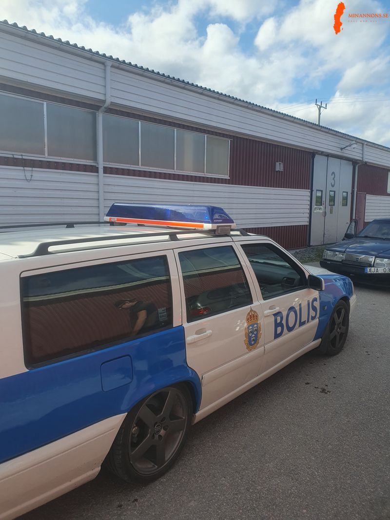 polis-volvo-v70