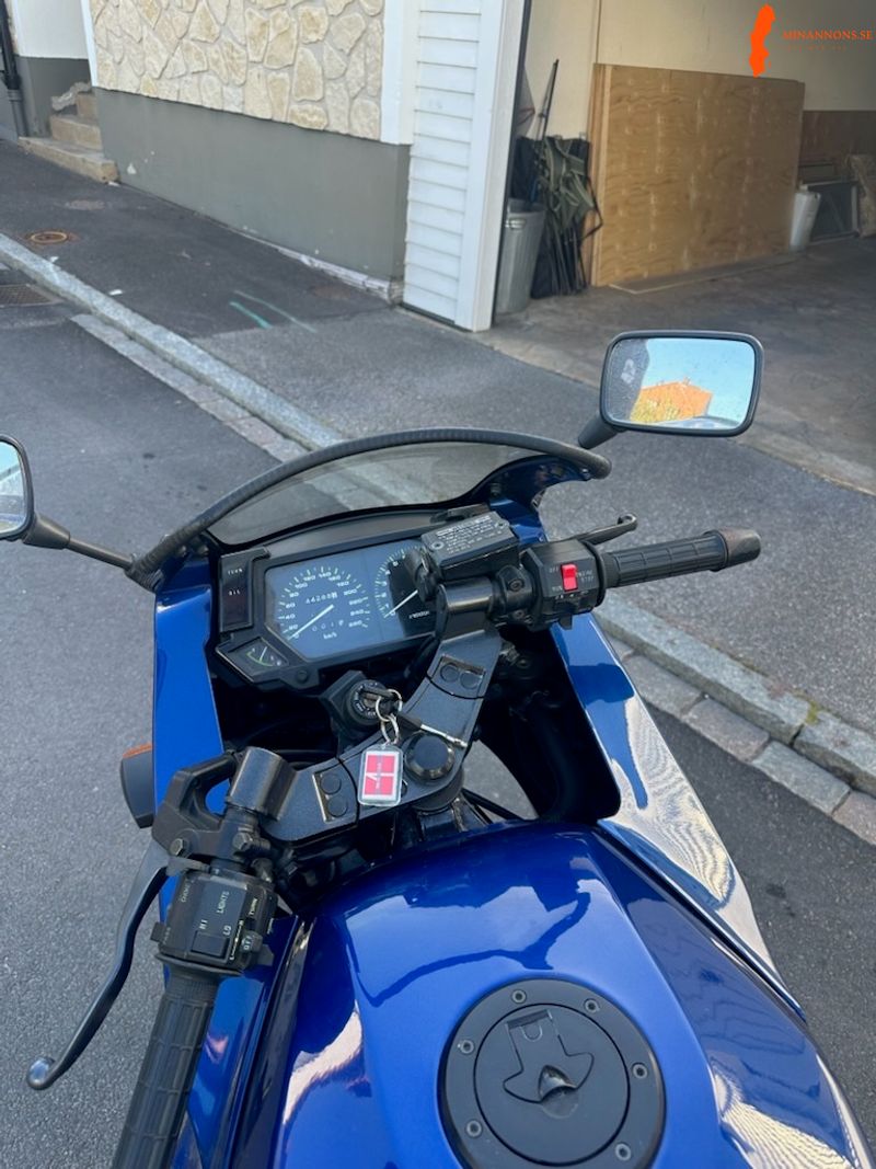kawasaki-gpx-600r-i-mint-kondition-medfoljer-nya-dack-fram-bak-pirel